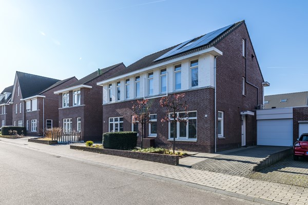 Foto - Te koop: In een rustige en kindvriendelijke woonomgeving staat deze moderne geschakelde twee-onder-een-kapwoning (bouwjaar 2011) met aangebouwde stenen garage, stijlvolle overkapping, vier slaapkamers, twee...